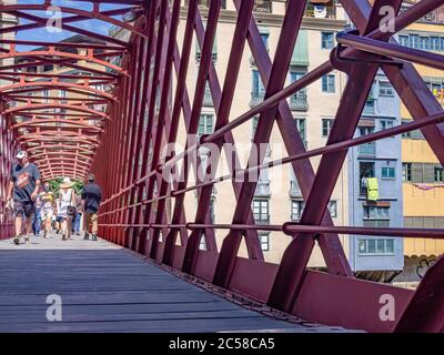 GIRONA SPAGNA-27 GIUGNO 2020: All'interno del ponte Eiffel in ferro rosso sul fiume Onyar Foto Stock