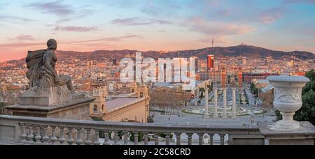Barcellona - il panorama con Plaza Espana al tramonto. Foto Stock