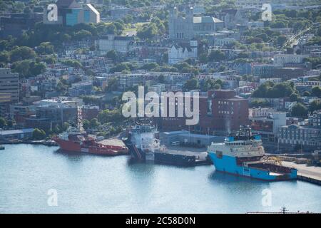 Tre navi si allineano sui moli di St. John's Harbour, come visto da Signal Hill, Terranova. Foto Stock