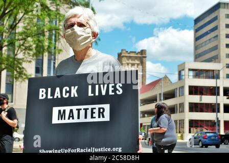 Dayton, Ohio, Stati Uniti 05/30/2020 manifestanti a una vita nera materia rally marciando lungo la strada tenendo segni e indossare maschere Foto Stock