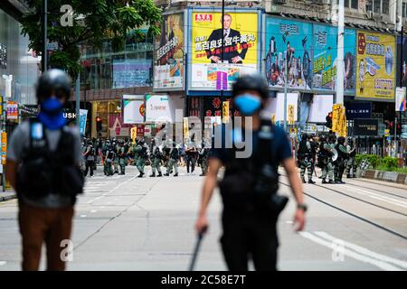 Hong Kong, Cina. 1 luglio 2020. La polizia disperse persone sulla strada nel quartiere dello shopping. Martedì scorso la Cina ha imposto a Hong Kong una controversa legge sulla sicurezza nazionale, una mossa storica che preoccupava molti governi occidentali che strangoleranno le libertà della finanza e hubÃs sfogeranno la sua autonomia. Credit: Keith Tsuji/ZUMA Wire/Alamy Live News Foto Stock