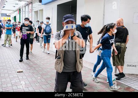 Hong Kong, Cina. 1 luglio 2020. La gente reagisce dopo che la polizia ha sparato il proiettile di spruzzo del pepe. Martedì scorso la Cina ha imposto a Hong Kong una controversa legge sulla sicurezza nazionale, una mossa storica che preoccupava molti governi occidentali che strangoleranno le libertà della finanza e hubÃs sfogeranno la sua autonomia. Credit: Keith Tsuji/ZUMA Wire/Alamy Live News Foto Stock