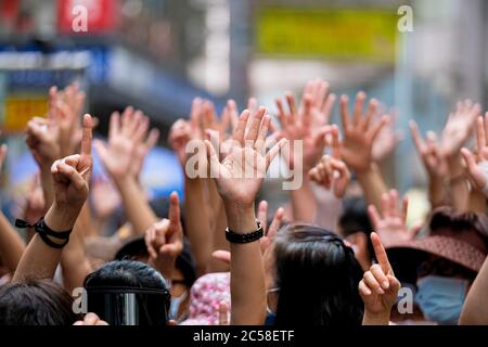 Hong Kong, Cina. 1 luglio 2020. La gente si presenta con segni di mano durante una protesta vietata. Martedì scorso la Cina ha imposto a Hong Kong una controversa legge sulla sicurezza nazionale, una mossa storica che preoccupava molti governi occidentali che strangoleranno le libertà della finanza e hubÃs sfogeranno la sua autonomia. Credit: Keith Tsuji/ZUMA Wire/Alamy Live News Foto Stock