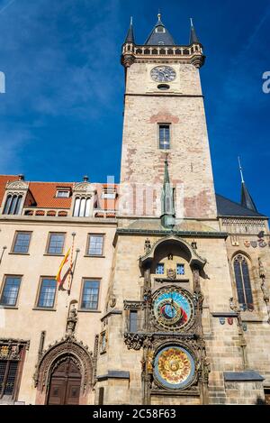 L'Orologio Astronomico di Praga o Orloj nella città vecchia di Praga. L'orologio medievale è montato sulla parete sud della torre del Municipio Vecchio. Cartolina Foto Stock