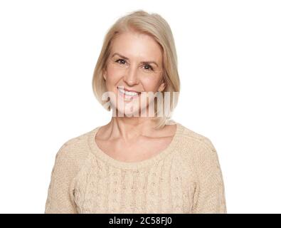 Ritratto sorridente della donna anziana isolato su bianco. Concetto anti invecchiamento Foto Stock