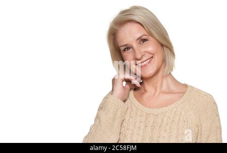 Ritratto sorridente della donna anziana isolato su bianco. Concetto anti invecchiamento Foto Stock