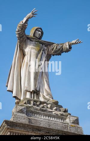 Ferrara - la statua del riformatore medievale dominicano Girolamo Savanarola castello nel forte del Castello Estense di Stefano Galletti forma 19. cent.. Foto Stock