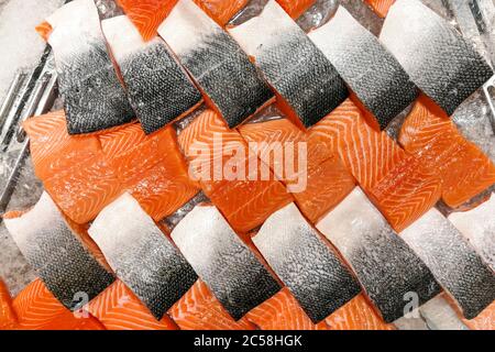 Blocchi di salmone fresco crudo filetto di esposizione per la vendita in supermercato Foto Stock