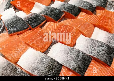 Blocchi di salmone fresco crudo filetto di esposizione per la vendita in supermercato Foto Stock