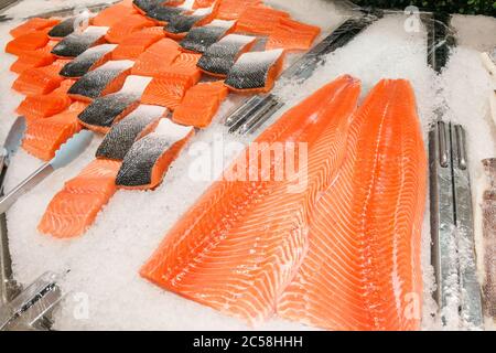 Blocchi di salmone fresco crudo filetto di esposizione per la vendita in supermercato Foto Stock