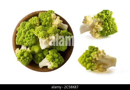 Vista dall'alto. Set di cavolfiori romani. Cavolfiore romano su ciotola di legno isolato su bianco. Primo piano del cavolfiore romano. Struttura frattale di romanesco brocc Foto Stock