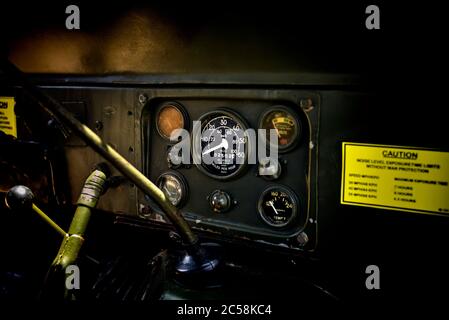 Willys Jeep. Pannello del cruscotto e quadranti di un veicolo militare della Guerra Mondiale d'epoca Foto Stock