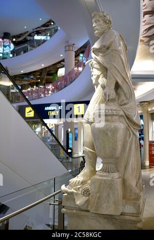 Interno del morsetto 21. La statua romana si trova al piano italiano del centro commerciale a tema Terminal 21, Pattaya, Thailandia Foto Stock