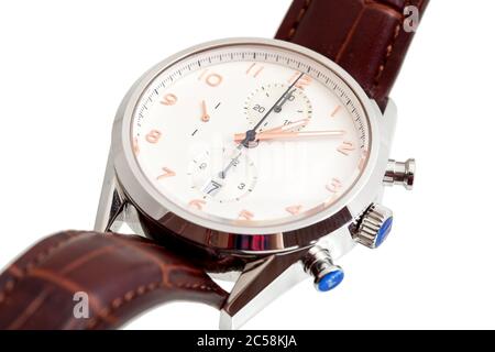 orologio da polso uomo`s con custodia argento e cinturino in pelle marrone, isolato da vicino su sfondo bianco, nessuno. Foto Stock