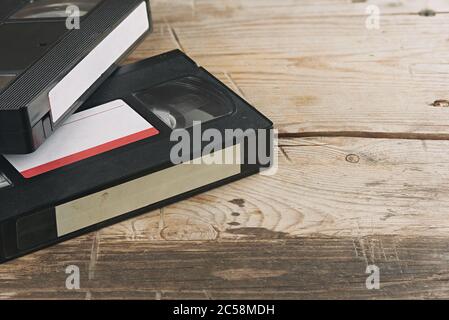 pila di videocassette su sfondo in legno Foto Stock