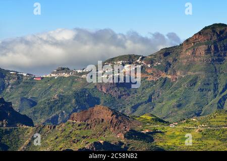 Bellissimo paesaggio Gran Canaria. Il villaggio di Artenara sullo sfondo. Isola delle Canarie, Spagna Foto Stock