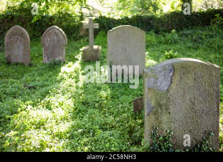 Tramonto al vecchio Churchyard e cimitero presso la chiesa nel villaggio del Nord Galles del Sud Foto Stock