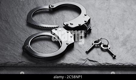 Manette in metallo nero su fondo di pietra Foto Stock