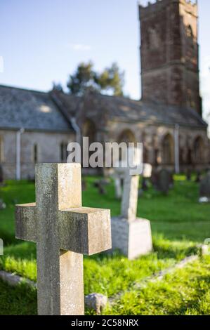 Tramonto al vecchio Churchyard e cimitero presso la chiesa nel villaggio del Nord Galles del Sud Foto Stock