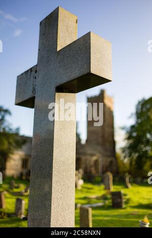 Tramonto al vecchio Churchyard e cimitero presso la chiesa nel villaggio del Nord Galles del Sud Foto Stock