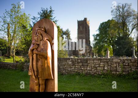 Tramonto al vecchio Churchyard e cimitero presso la chiesa nel villaggio del Nord Galles del Sud Foto Stock