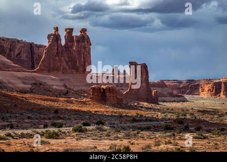 Bella vista di tre Gossips (a sinistra) e Sheep Rock (a destra) arenaria strutture vista lungo Arches Scenic Drive, Arches National Park, Moab, Ut Foto Stock