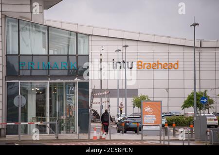 Glasgow, Scozia, Regno Unito. 1 luglio 2020. Nella foto: Centro commerciale Intu Braehead a Glasgow. Il gigante del centro commerciale Intu è entrato nell'amministrazione, mettendo migliaia di posti di lavoro in dubbio come si trova in £4.5 miliardi di debito. Intu stava lottando anche prima che la crisi di Coronavirus (COVID19) è accaduto, avvistando il modo in cui i clienti stanno facendo acquisti in modo diverso, combinato con il calo del valore dei suoi centri commerciali ha messo il chiodo finale nella bara. Credit: Colin Fisher/Alamy Live News Foto Stock