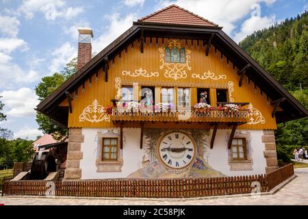 Breitnau, Baden-Württemberg, Germania - Luglio 27 2019 : Cucù orologio casa strega dancig figure in Hofgut Sternen, alta Foresta Nera vicino Friburgo im Br Foto Stock