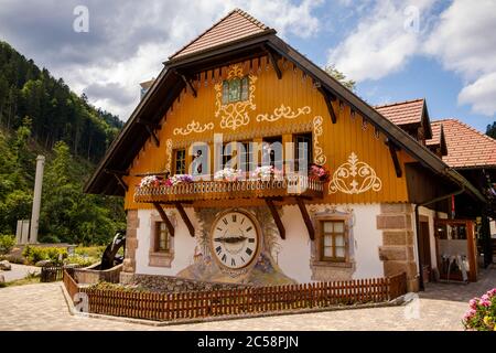 Breitnau, Baden-Württemberg, Germania - Luglio 27 2019 : Cucù orologio casa strega dancig figure in Hofgut Sternen, alta Foresta Nera vicino Friburgo im Br Foto Stock