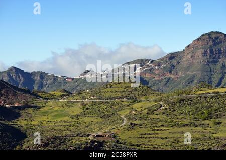 Bellissimo paesaggio Gran Canaria. Il villaggio di Artenara sullo sfondo. Isola delle Canarie, Spagna Foto Stock