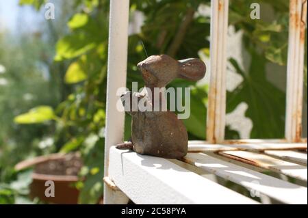 Cottage Giardino metallo mouse ornamento Foto Stock