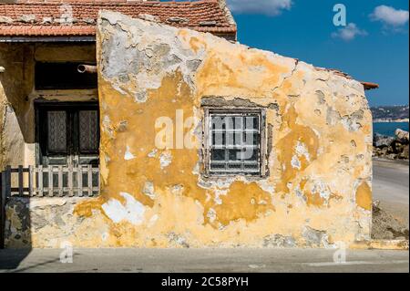 Vecchia casa di villaggio sul lungomare di Kalives Creta Grecia Foto Stock