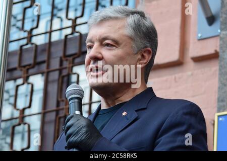 KIEV, Ucraina. 1 luglio 2020. Quinto presidente dell'Ucraina Petro Poroshenko parla nel microfono fuori dalla corte distrettuale di Pechersk che sceglierà misure di restrizione per lui in caso di designazione di Serhii Semochko ad un posto di vice capo del servizio di intelligenza estera (foto di Aleksandr Gusev/Pacific Press) credito: Pacific Press Agency/Alamy Live News Foto Stock