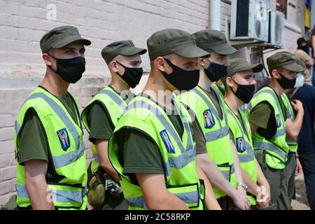 KIEV, Ucraina. 1 luglio 2020. Polizia fuori dalla corte distrettuale di Pechersk che sceglierà misure di restrizione per Petro Poroshenkoin il caso di designazione di Serhii Semochko ad un posto di vice capo del servizio di intelligence estera (foto di Aleksandr Gusev/Pacific Press) credito: Pacific Press Agency/Alamy Live News Foto Stock