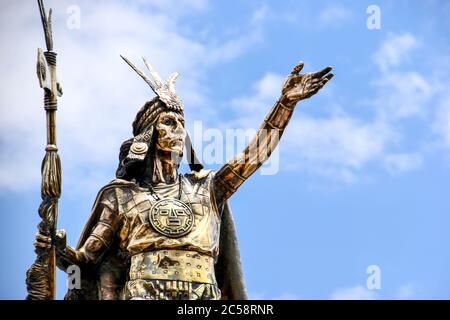 Primo piano della statua di Inca Pachacutec a Cusco, Perù contro il cielo blu Foto Stock