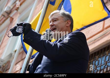 KIEV, Ucraina. 1 luglio 2020. Quinto presidente dell'Ucraina Petro Poroshenko parla nel microfono fuori dalla corte distrettuale di Pechersk che sceglierà misure di restrizione per lui in caso di designazione di Serhii Semochko ad un posto di vice capo del servizio di intelligenza estera (foto di Aleksandr Gusev/Pacific Press) credito: Pacific Press Agency/Alamy Live News Foto Stock