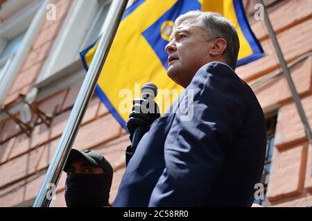 KIEV, Ucraina. 1 luglio 2020. Quinto presidente dell'Ucraina Petro Poroshenko parla nel microfono fuori dalla corte distrettuale di Pechersk che sceglierà misure di restrizione per lui in caso di designazione di Serhii Semochko ad un posto di vice capo del servizio di intelligenza estera (foto di Aleksandr Gusev/Pacific Press) credito: Pacific Press Agency/Alamy Live News Foto Stock