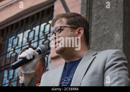 KIEV, Ucraina. 1 luglio 2020. Volodymyr Ariev parla nel microfono fuori dalla corte distrettuale di Pechersk che sceglierà le misure di restrizione per Petro Poroshenko nel caso di designazione di Serhii Semochko ad un posto del capo aggiunto del servizio di intelligenza estera (foto da Aleksandr Gusev/Pacific Press) accreditamento: Pacific Press Agency/Alamy Live News Foto Stock