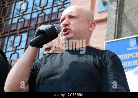 KIEV, Ucraina. 1 luglio 2020. Oleksandr Turchynov parla nel microfono fuori dalla corte distrettuale di Pechersk che sceglierà misure di restrizione per Petro Poroshenko in caso di designazione di Serhii Semochko ad un posto di Vice Capo del Servizio di intelligenza straniera (Foto di Aleksandr Gusev/Pacific Press) credito: Pacific Press Agency/Alamy Live News Foto Stock