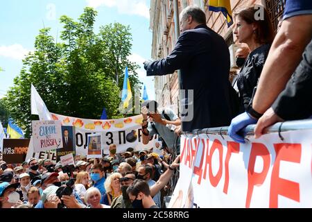 KIEV, Ucraina. 1 luglio 2020. Quinto presidente dell'Ucraina Petro Poroshenko parla nel microfono fuori dalla corte distrettuale di Pechersk che sceglierà misure di restrizione per lui in caso di designazione di Serhii Semochko ad un posto di vice capo del servizio di intelligenza estera (foto di Aleksandr Gusev/Pacific Press) credito: Pacific Press Agency/Alamy Live News Foto Stock