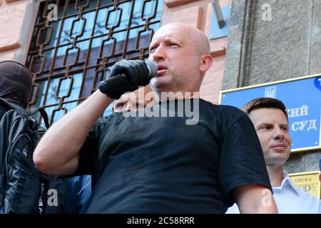 KIEV, Ucraina. 1 luglio 2020. Oleksandr Turchynov parla nel microfono fuori dalla corte distrettuale di Pechersk che sceglierà misure di restrizione per Petro Poroshenko in caso di designazione di Serhii Semochko ad un posto di Vice Capo del Servizio di intelligenza straniera (Foto di Aleksandr Gusev/Pacific Press) credito: Pacific Press Agency/Alamy Live News Foto Stock