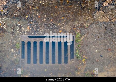 Scarico su strada sotto acqua dopo pioggia battente, Nottinghamshire, Inghilterra, Regno Unito Foto Stock