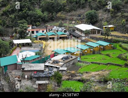 Editoriale datato : 6 gennaio 2020 luogo: dehradun uttarakhand India. Strutture per soggiorni a domicilio nel villaggio rurale India per i turisti. Queste case s Foto Stock