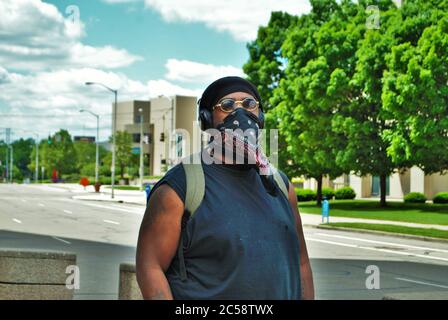 Dayton, Ohio, Stati Uniti 05/30/2020 manifestanti a una vita nera materia rally marciando lungo la strada tenendo segni e indossare maschere Foto Stock