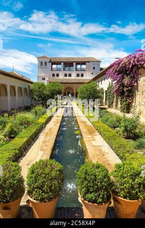 Patio de la Acequia, Fontana e giardini nel palazzo Alhambra a Granada, Spagna Foto Stock