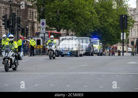 Londra, Regno Unito. 1 luglio 2020. Boris Johnson, primo ministro, arriva alla Camera dei Comuni con maggiore sicurezza. I dimostranti sul marciapiede sono stati tenuti a diversi metri dall'ingresso e il marciapiede sull'altro lato della strada è stato sigillato. Credit: Ian Davidson/Alamy Live News Foto Stock