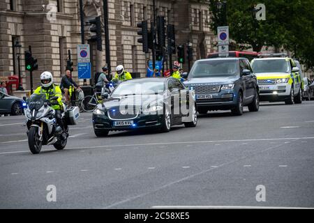 Londra, Regno Unito. 1 luglio 2020. Boris Johnson, primo ministro, arriva alla Camera dei Comuni con maggiore sicurezza. I dimostranti sul marciapiede sono stati tenuti a diversi metri dall'ingresso e il marciapiede sull'altro lato della strada è stato sigillato. Credit: Ian Davidson/Alamy Live News Foto Stock