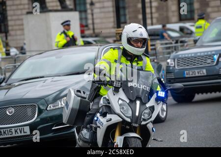 Londra, Regno Unito. 1 luglio 2020. Boris Johnson, primo ministro, arriva alla Camera dei Comuni con maggiore sicurezza. I dimostranti sul marciapiede sono stati tenuti a diversi metri dall'ingresso e il marciapiede sull'altro lato della strada è stato sigillato. Credit: Ian Davidson/Alamy Live News Foto Stock