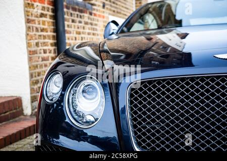 Vista ravvicinata di una lussuosa auto sportiva britannica appena consegnata, vista in un parcheggio privato. Foto Stock