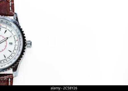 Orologio meccanico su sfondo bianco. Una foto di un timer con spazio sullo sfondo. Oggetto isolato dallo sfondo. Foto Stock